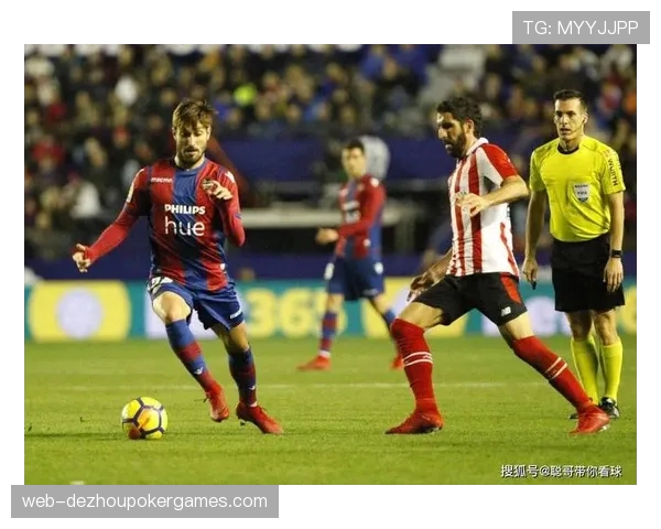 欧联杯现场：弗赖堡球迷远征意大利，看台巨型TIFO致敬俱乐部历史