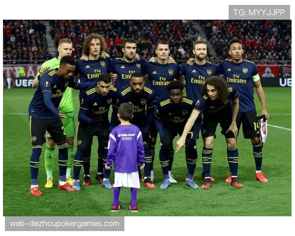 暖心一幕：小球童为跌倒球员递上水瓶